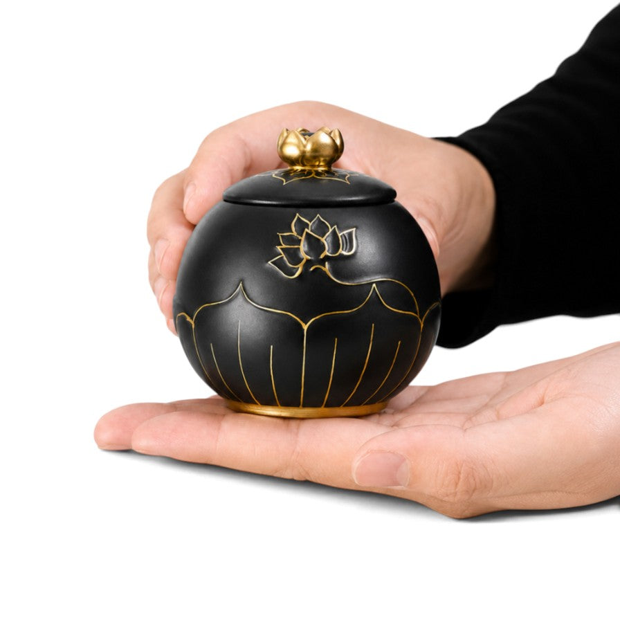 Mini-urn Padma, deelurn van 200 ml in zwart en goud