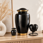 Urnenset Noir zwart met goud op een modern dressoir