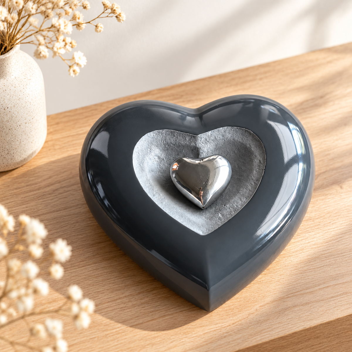 Kleine urn Aimée – grijs met zilveren hart – 500 ml