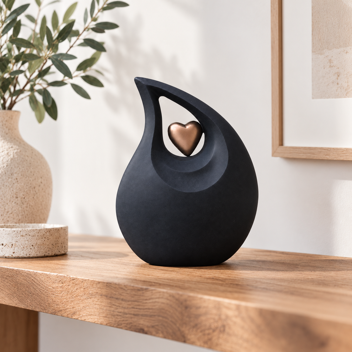Druppelvormige urn Amora, mat zwart met gouden hart