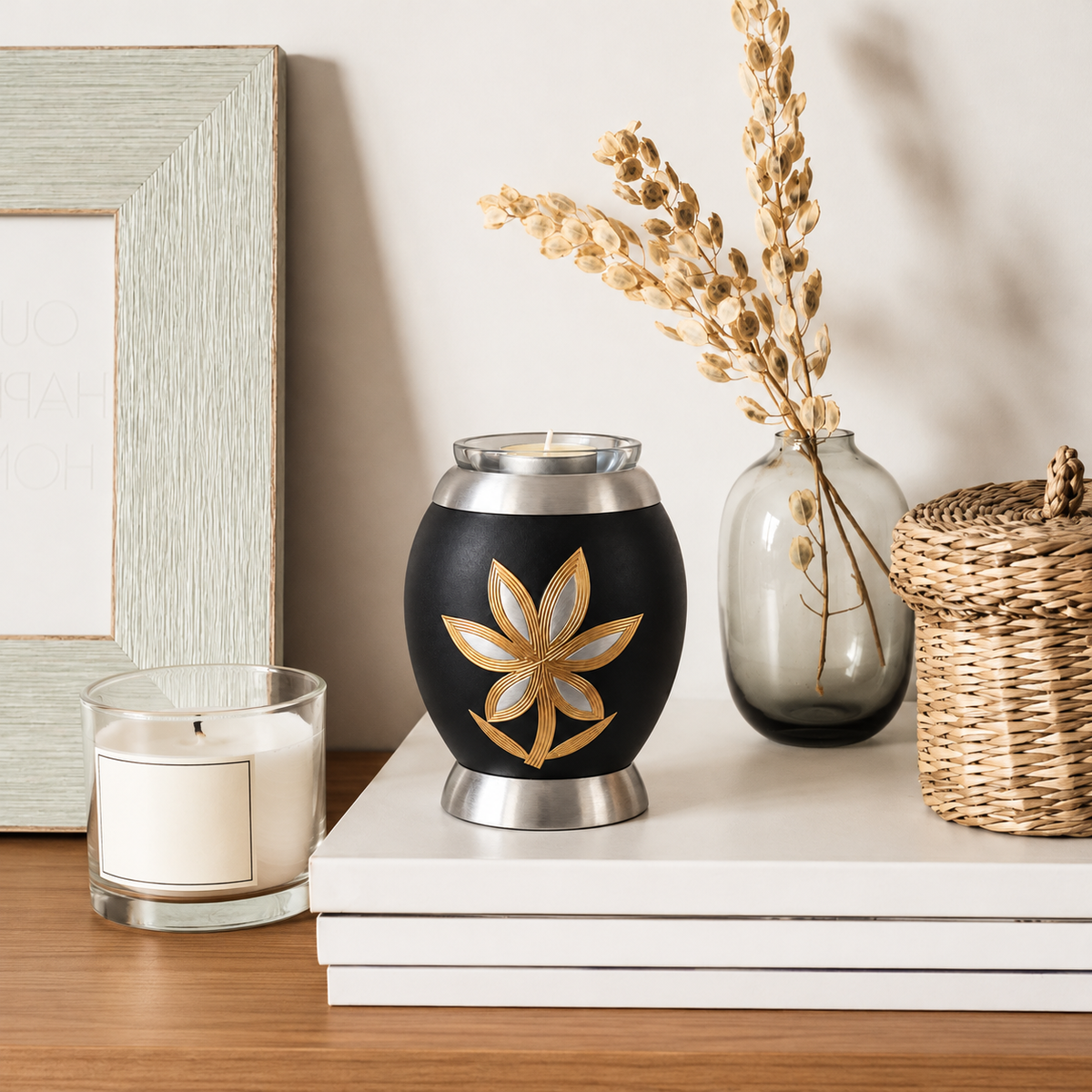 Kleine urn Lys met waxinelicht – zwart met lelie – 500 ml