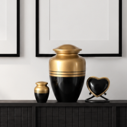 Urnenset Aurum in een vitrinekast