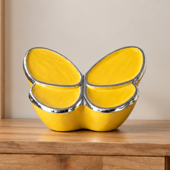 Gele vlinder-urn in een minimalistische woonkamer