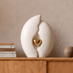 Witte urn Vida met gouden hart in de woonkamer