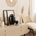 Zwart-gouden urn Noir in een warm Scandinavisch interieur