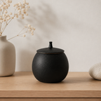 Zwarte mini-urn Amara, sfeerfoto in huis